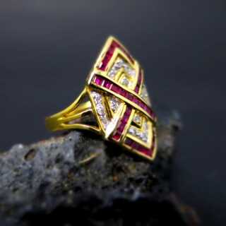 Rautenförmiger Ring mit Rubinen und Diamanten