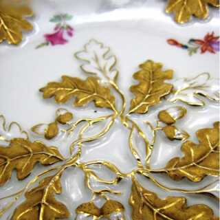 Großer Prunkteller Eichenlaub in Gold und Streublumen aus Meissen