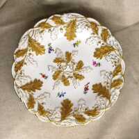 Antikes Porzellan - Annodazumal Antikschmuck: Meissner Teller mit Eichenlaub Dekoration kaufen 