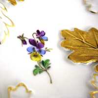 Großer Prunkteller Eichenlaub in Gold und Streublumen aus Meissen
