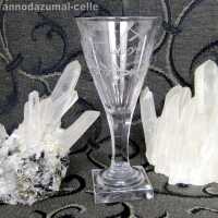 Glas mit Plinthe und Freimaurersymbolen