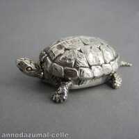 kleine Silberdose in Form einer Schildkröte