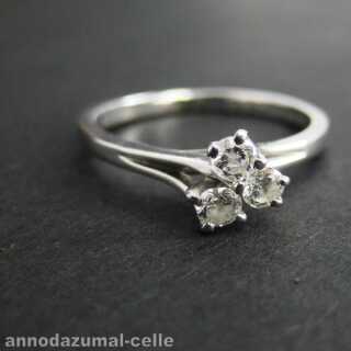 Zarter Verlobungs Damen Ring in Weißgold mit drei schönen Diamanten