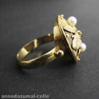 Antiker goldener Ring mit Blattdekor und Perlen