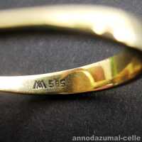 Antiker goldener Ring mit Blattdekor und Perlen