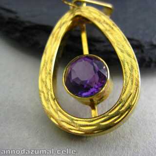 Open worked gold and amethyst pendant