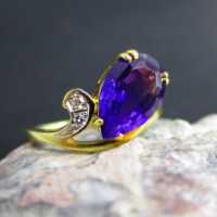 Gold ring with amethyste and diamonds