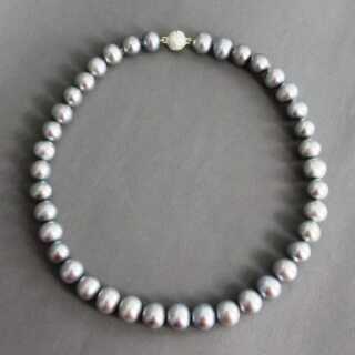 Kette mit grauen Perlen und Silberverschluss