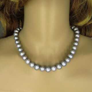 Kette mit grauen Perlen und Silberverschluss