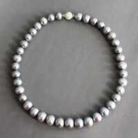 Antikschmuck für Damen - Annodazumal Antikschmuck: Elegante Kette mit großen grauen Perlen kaufen