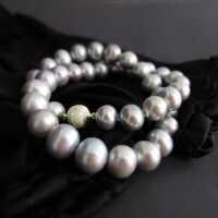 Vintage Perlenschmuck - Annodazumal Antikschmuck: Neuwertige Perlenkette mit großen grauen Perlen kaufen