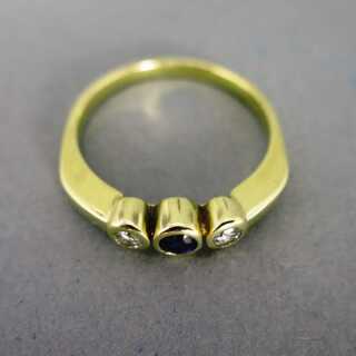 Goldener Ring mit Saphir und zwei Brillanten