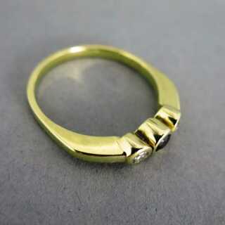 Goldener Ring mit Saphir und zwei Brillanten