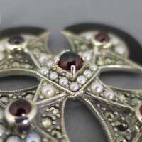 Prächtiger Kreuzanhänger in Silber mit Onyx, Perlen und Granatsteinen