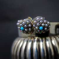 Herzförmige Ohrstecker in Silber mit Türkisen und Perlen