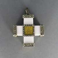 Massiver Kreuzanhänger mit weißem Achat in Silber und Gold
