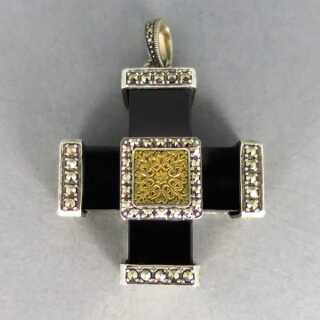 Massiver Kreuzanhänger mit Onyx und Silber vergoldet