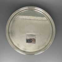 Round gallery tray with engraved decoration