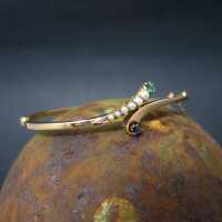 Antiker goldener Armreif mit Perlen und Edelsteinen