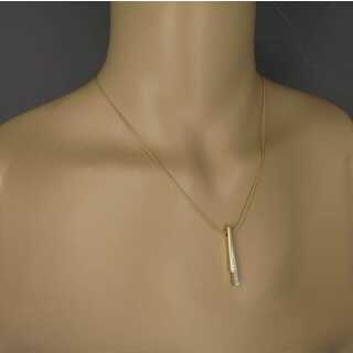 Classic bar-shaped pendant in gold with diamonds and chain