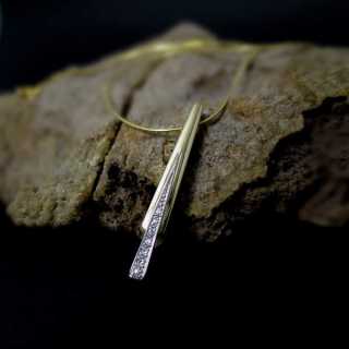 Classic bar-shaped pendant in gold with diamonds and chain