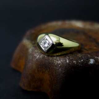 Golden unisex band ring with solitaire diamond
