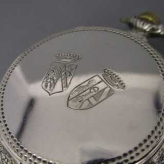 Uhrenförmige silberne Pillendose mit Wappen