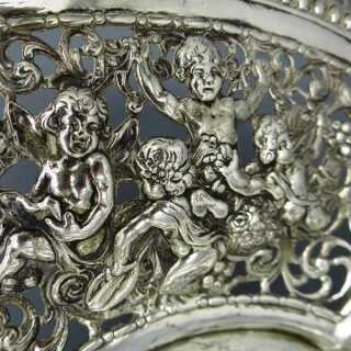 Antike getriebene Silberschale mit Puttendekor