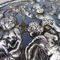 Antike getriebene Silberschale mit Puttendekor