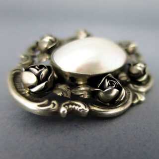 Antike große Jugendstil Brosche in Silber mit Rosen und einer Mabé-Perle