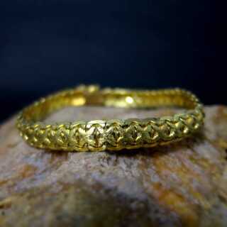 Goldenes Damen Armband im dekorativen Kreuzband-Design geflochten