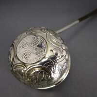 Antike Punschkelle mit Münze in Silber and Horn