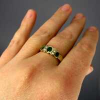 Schöner antiker Damen Band Ring in Gold mit ovalen Smaragden und Brillanten 