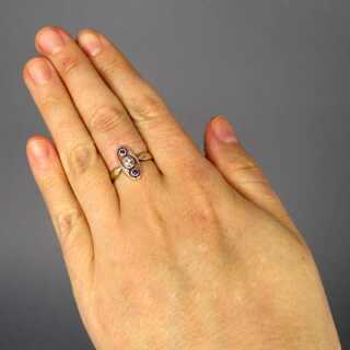Schöner antiker Art Deco Damen Ring in Gold mit einer Diamantrose und Saphiren 