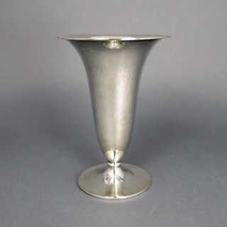 Trumpet-shaped silver vase hammered decor