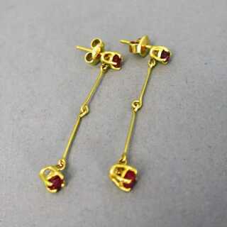 Zarte elegante lange Damen Ohrringe in 18 k Gold mit Rubinen