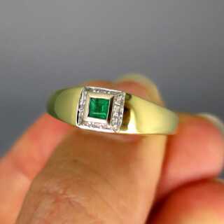 Sehr schöner Damen Ring in Gold mit  kissenförmigem Smaragd und Brillanten