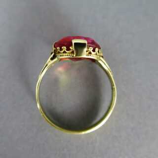 Goldener Ring mit prächtigem großen Feueropal