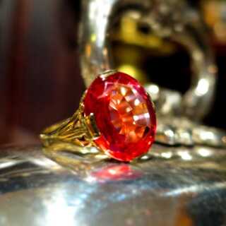 Goldener Ring mit prächtigem großen Feueropal