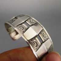 Art Deco Armreif in Silber mit abstraktem Design und...
