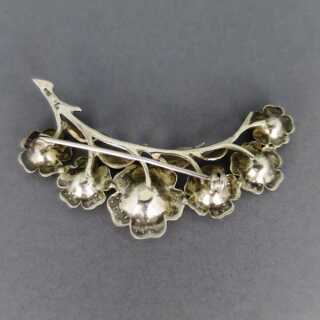 Schöne Art Deco Silber Brosche in Form eines Zweiges mit Blüten und Edelsteinen