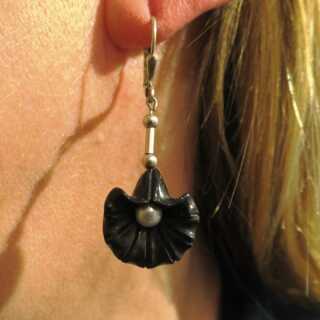 Prächtige blütenförmige Ohrringe mit Onyx und Perlen  Handarbeit