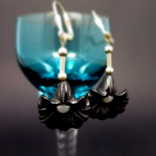 Prächtige blütenförmige Ohrringe mit Onyx und Perlen  Handarbeit