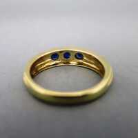 Profiled gold band ring with three sapphires