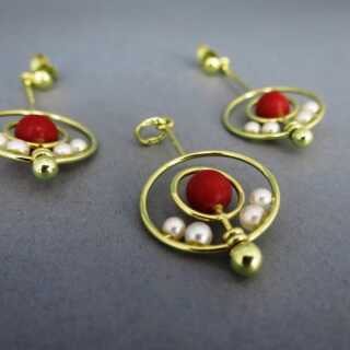 Unique jewelry set in gold with coral and pearls 