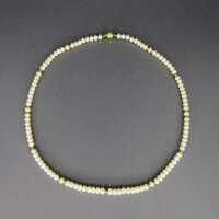 Sehr elegante einreihige Perlenkette in Gold verziert mit Goldkugeln