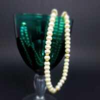 Sehr elegante einreihige Perlenkette in Gold verziert mit Goldkugeln