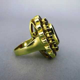Großer Ring in Gold mit vielen Granatsteinen