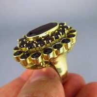 Großer Ring in Gold mit vielen Granatsteinen
