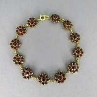Romantisches Blüten Armband in Gold mit vielen Granatsteinen